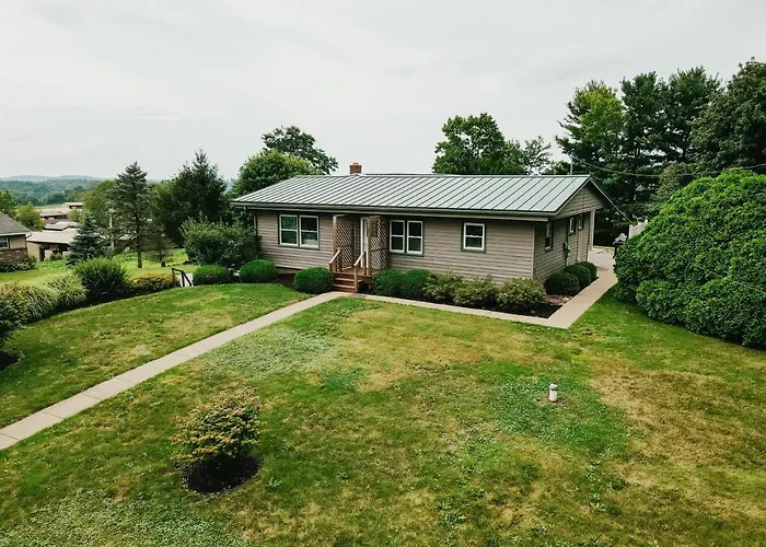 3 Bedroom Home Outside Of Berlin, Patio With Hot Tub!