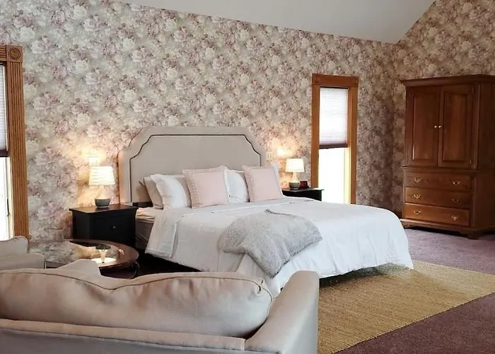 Victorian Suite By Amish Country Lodging